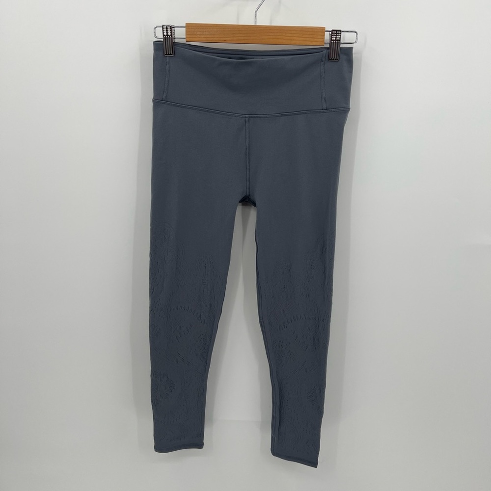 Lululemon reveal crop legging zen expression legging Size 8